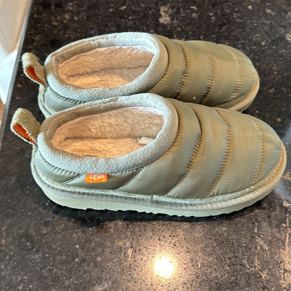 Boys UGG Slippers like new size 2 - Picture 2 of 4